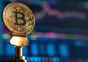 قیمت ارز‌های دیجیتال امروز چهارشنبه ۸ اسفند؛ بیت‌کوین کامبک زد