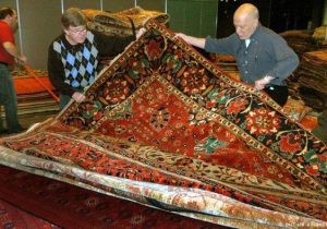 دار مشکلات بر گردن فرش دستبافت/ عرضه گسترده فرش‌های بی کیفیت افغان در بازار گلستان