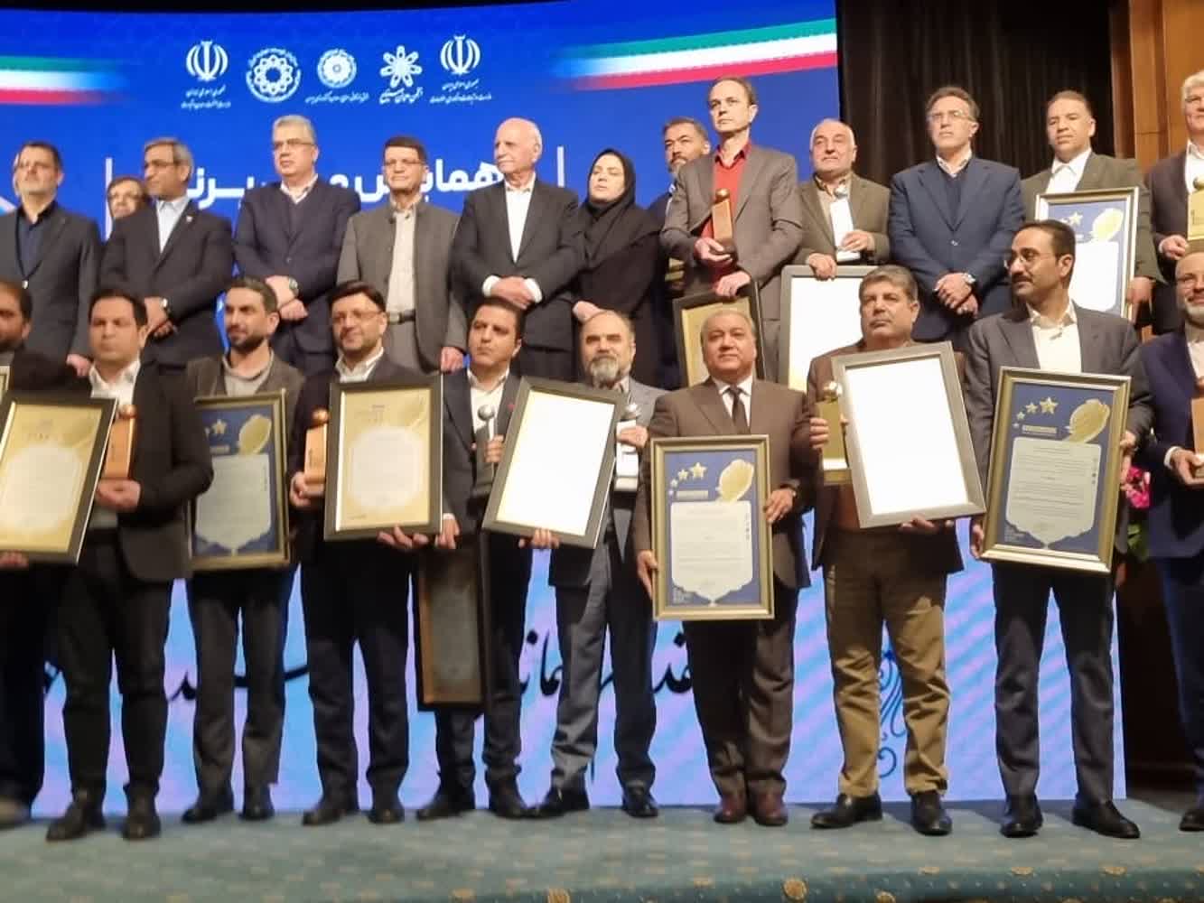 دریافت تندیس زرین جشنواره ویژند شرکت پتروشیمی مارون