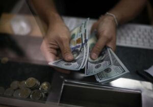 رئیس بانک مرکزی: دلار ۷۰ هزار تومانی را تثبیت می‌کنیم