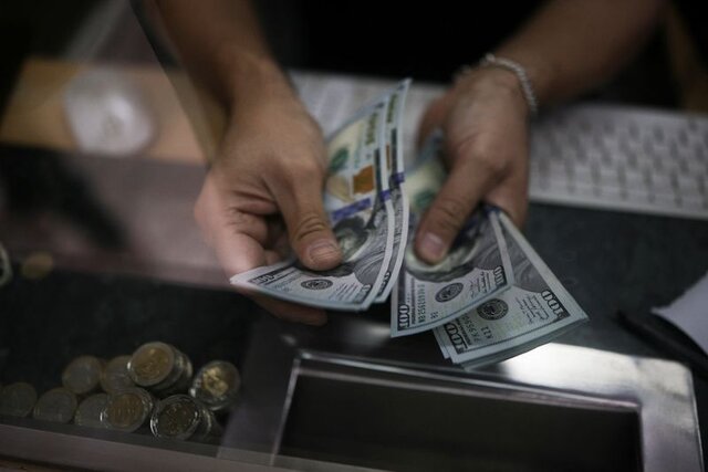 رئیس بانک مرکزی: دلار ۷۰ هزار تومانی را تثبیت می‌کنیم